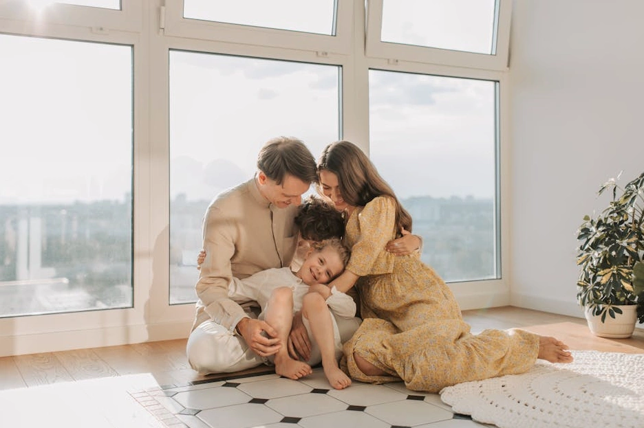 Una coppia sorridente che discute il proprio budget familiare in un salotto luminoso e tranquillo.